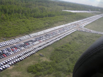 взлетная полоса занята автомобилями