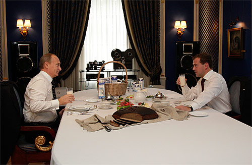 Путин, Медведев, хлеб и молоко